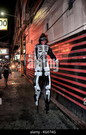 Halloween. Mann verkleidet als Stelzenläufer walking Skeleton. Thailand, Südostasien Stockfoto