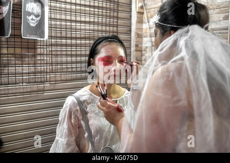 Halloween. Kind, Zombie Gesicht Make-up in a Thailand Straße. Stockfoto