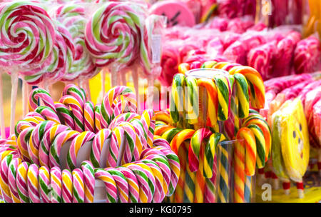 Bunte Lutscher und andere farbige runde Süßigkeiten. Stockfoto