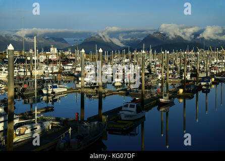 Boat Harbour auf Homer Spit mit Kenai Mtns, die Kachemak Bucht, Cook Inlet, Alaska Stockfoto