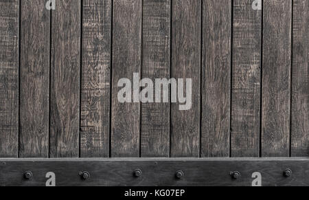 Holzbohlen Hintergrund mit Black Metal bar Stockfoto