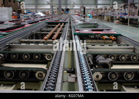 Förderband in die Produktion der Fabrik. Stockfoto