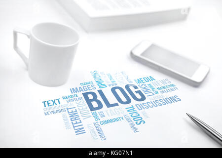 Blog Konzept word cloud Dokument drucken, Smartphone, Buch, Pen und Kaffeetasse. blau getönt Stockfoto