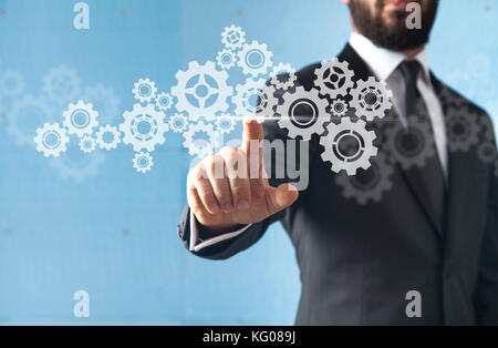 Unternehmer stehen und arbeiten mit Touch-screen-Technologie Stockfoto
