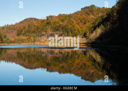 Herbst Farben zeichnen sich auf dem Hügel. Stockfoto