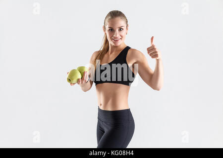 Gesunde, Ernährung Konzept. glück Frau mit Apple und Daumen hoch. studio Shot Stockfoto