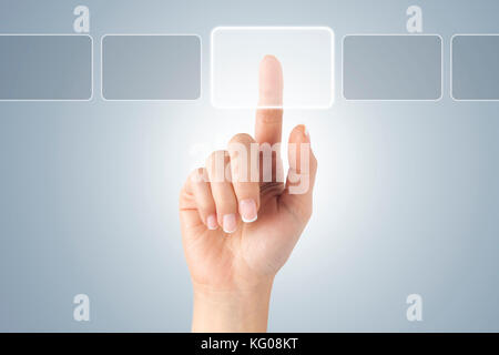 Frau Hand vor Visual Touch Screen. Stockfoto