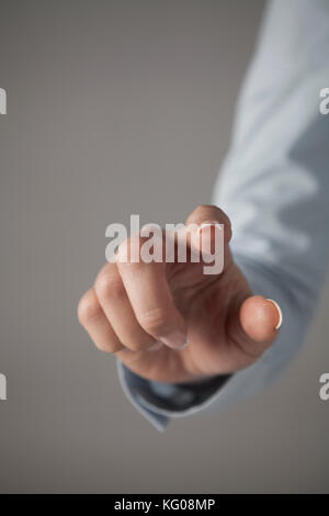 Geschäftsfrau vor Visual Touch Screen. Stockfoto