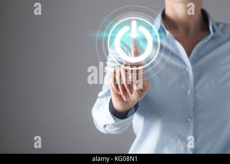 Geschäftsfrau vor Visual Touch Screen. Stockfoto