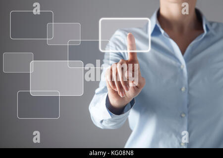 Geschäftsfrau vor Visual Touch Screen. Stockfoto