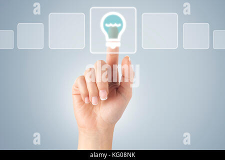 Frau Hand vor Visual Touch Screen. Stockfoto