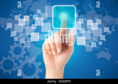 Frau Hand vor Visual Touch Screen. Stockfoto