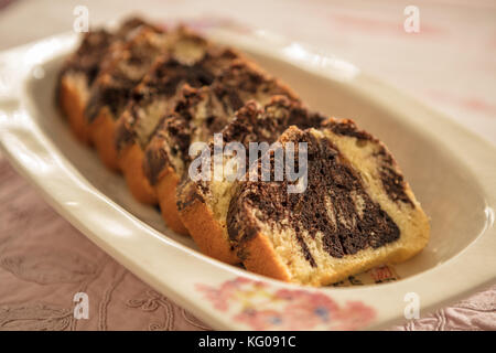 Scheiben der hausgemachte Schokolade Marmor Kuchen auf einem porzellanteller Stockfoto