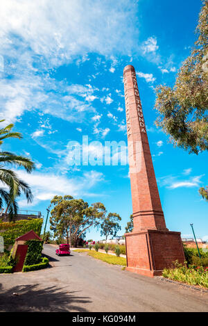 Adelaide, Australien - Januar 16, 2016: Chateau Tanunda gemauerten Schornstein vom Haupteingang aus gesehen. Chateau Tanunda ist ein australisches Weingut establis Stockfoto