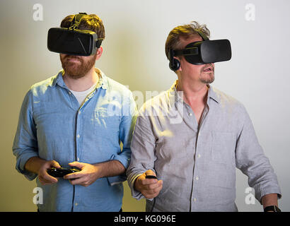 Zwei Männer mit dem Oculus Rift vr-Headsets, Version 2 und 3. Stockfoto