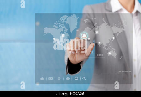 Geschäftsfrau vor Visual Touch Screen. Stockfoto