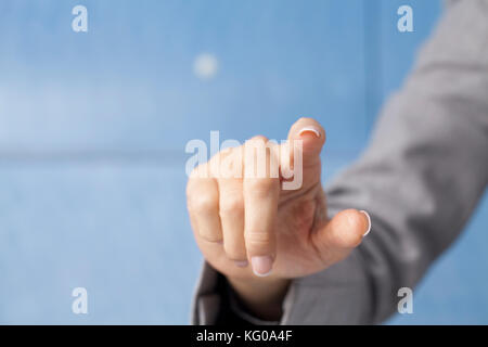 Geschäftsfrau vor Visual Touch Screen. Stockfoto