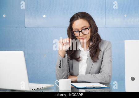 Portrait von langweiligen junge geschäftsfrau Stockfoto