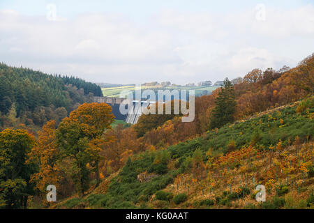 Thruscross Stausee Dam im Washburn Valley mit Blick auf das Tal und die Farben des Herbstes Stockfoto