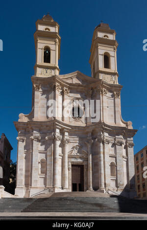 Die Doppeltürme der St. Anna Kirche, Cagliari, Sardinien. Eine typische barocke Kirche in der Altstadt von Cagliari Stockfoto