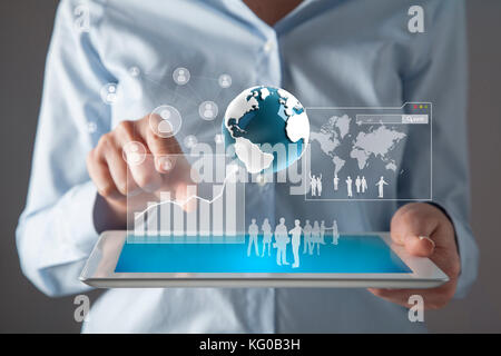 Geschäftsfrau vor Visual Touch Screen. Stockfoto