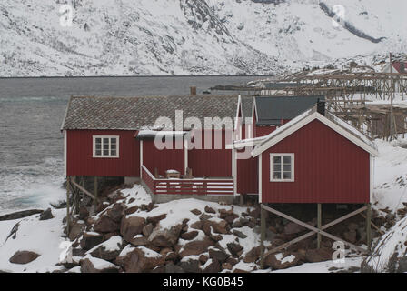 Kleines Holzhaus in der Nähe des Wasser wird als Robur in Norwegen Stockfoto
