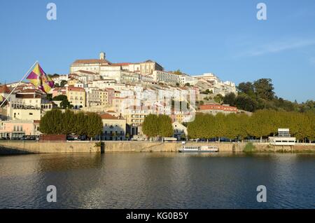 Coimbra Stadt und der Flagge von coimbra am Fluss Mondego Provinz Beira Portugal Stockfoto