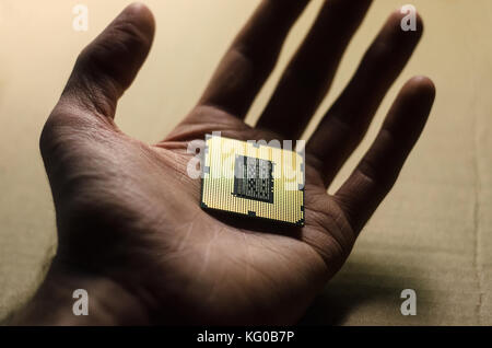 Gold-i7-Prozessor in der Hand Stockfoto
