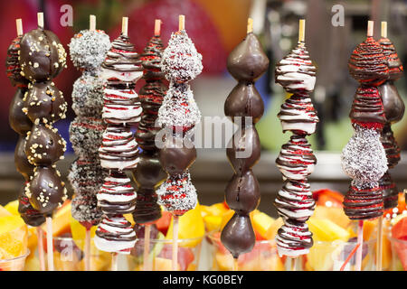 In Schokolade getauchte Erdbeeren auf dem Markt in Barcelona. Stockfoto
