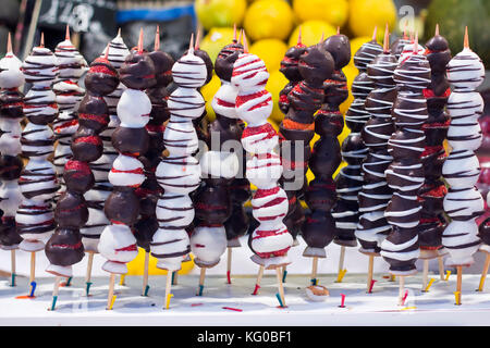 In Schokolade getauchte Erdbeeren auf dem Markt in Barcelona. Stockfoto