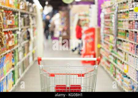 Supermarkt, leer Rot Warenkorb. Stockfoto