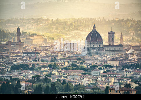 Florenz oder Firenze Antenne foggy Stadtbild. panorama Blick von fiesole Hügel. Palazzo Vecchio und den Duomo. der Toskana, Italien Stockfoto