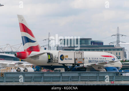 LONDON, GROSSBRITANNIEN - 02 AUGUST, 2013 ein britisches Flugzeug Airways laden Catering vor dem Abheben in London City Airport Stockfoto