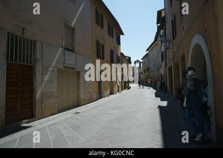 Via Dante Alighieri, San Quirico d'Orcia, Siena, Toskana, Italien Stockfoto