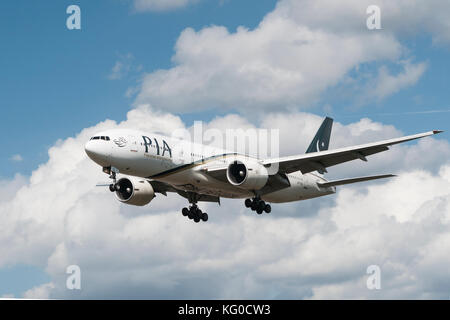 LONDON, Großbritannien - 3 August, 2013; ein Pakistan International Airlines (PIA) Boeing 777-240 (ER) landet am Flughafen Heathrow in London Stockfoto