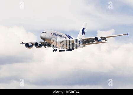 London, Großbritannien - 6 August, 2013 - ein Malaysian Airlines ein 380-841 landet am Flughafen Heathrow in London Stockfoto