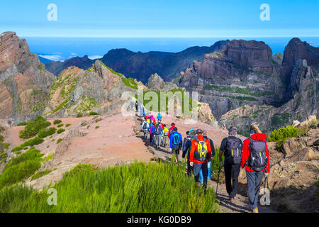 Eine Gruppe von Wanderern, die vom Pico do Arieiro auf den Weg zum Pico Ruivo, dem höchsten Gipfel von Madeira, Portugal, starten Stockfoto