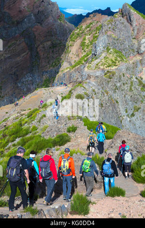 Wanderer vom Pico Do Arieiro auf der Spur in Richtung Pico Ruivo - der höchste Berg in Madeira, Portugal Stockfoto