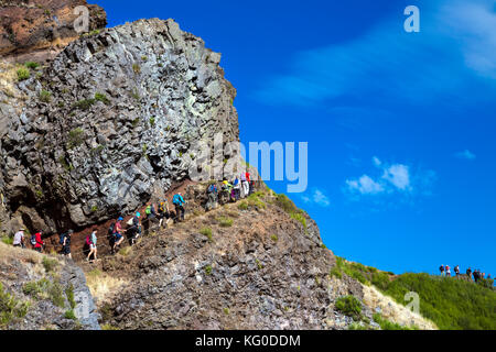 Wanderer auf dem Weg zum Pico Ruivo - höchste Gipfel auf Madeira, Portugal Stockfoto