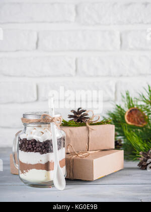 Heiße Schokolade Mix in Mason jar und Geschenkboxen Stockfoto