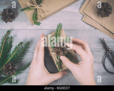 Hände geben verpackt Weihnachten vorhanden Stockfoto