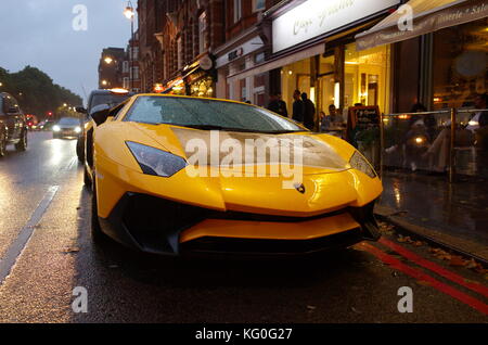 Gelber Lamborghini in Kensington, London, England geparkt Stockfoto