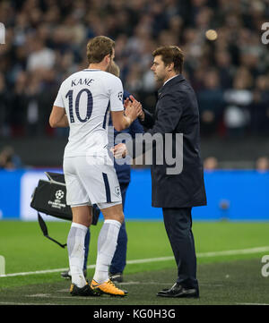 Sporne Manager Mauricio pochettino, als Harry Kane von Sporen ist während der UEFA Champions League Match zwischen den Tottenham Hotspur und rea ersetzt Stockfoto