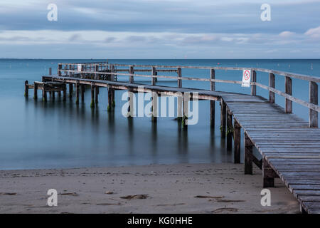 Kleine gebogene Steg mit langen Exposition in Portsea Victoria Stockfoto