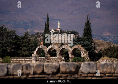 Blick auf eine alte Moschee auf einem Hügel, von dem Großen Palast der Umayyaden Palast mit mountainrange im Hintergrund anjar im Libanon Stockfoto