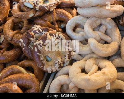 Brezeln in der Bäckerei sowohl süße als auch herzhafte Stockfoto