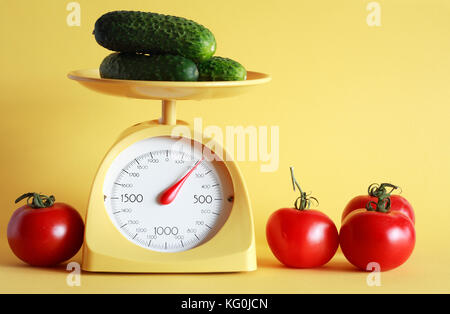 Stillleben mit moderner Küche und Gemüse auf gelbem Hintergrund Stockfoto