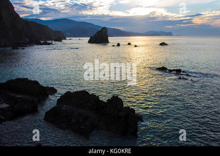 Sonnenuntergang in San Juan de gaztelugatxe, einem berühmten Halbinsel an der Küste von bermeo, Baskenland, Spanien Stockfoto