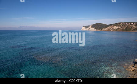 Griechenland Küste, ruhigen blauen Wasser, Felsen, mediterrane Landschaften, Ionisches Meer, Blick von Kassiopi - Eine griechische Stadt auf der Insel Korfu. Stockfoto