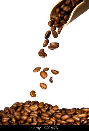 Geröstete Kaffeebohnen, Nahrungsmittel und Getränke, fallen von Holz- Schaufel auf dem Heap von Kaffee, auf weißem Hintergrund Stockfoto